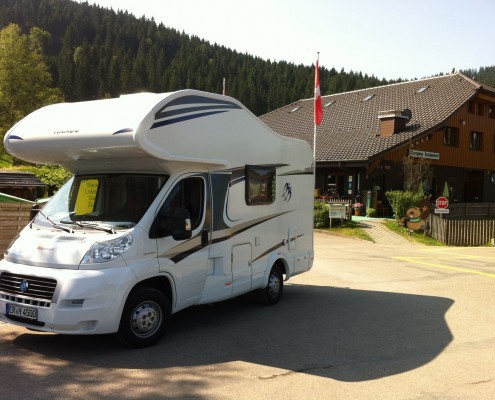 Wohnmobil auf Campingplatz im Schwarzwald